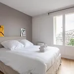 Lägenhet Montaigne - Sunlit Corner Penthouse With Balcony Paris