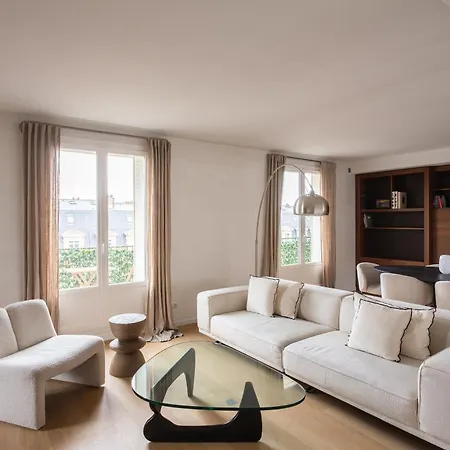 Montaigne - Sunlit Corner Penthouse With Balcony