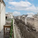 Montaigne - Sunlit Corner Penthouse With Balcony